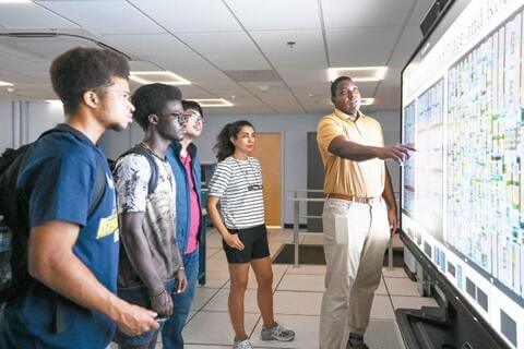 CEA students in the post-silicon validation lab